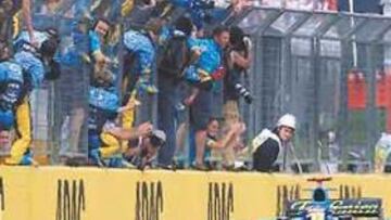 <b>DEDICATORIA. </b>Alonso siempre quiere festejar con los empleados de Renault sus triunfos.