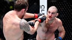 Sean Strickland golpe a Jack Hermansson en el estelar del UFC Las Vegas 47.