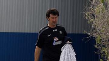 <b>CABIZBAJO. </b>Juan Carlos Mandiá, ayer, abandonando las instalaciones de Fontcalent.