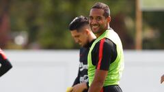 “No me la manden más”: la reacción de Beausejour tras su foto viral en Año Nuevo