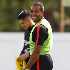 “No me la manden más”: la reacción de Beausejour tras su foto viral en Año Nuevo