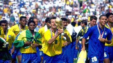 El histórico Dunga levanta la cuarta corona de Brasil. A un costado, un joven Ronaldo antes de su consagración.