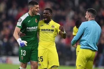 Los jugadores del Villarreal celebran el pase a semifinales de Champions al final del partido.