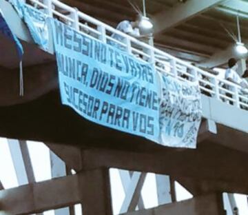 También fueron vista pancartas para que Messi no deje la Selección