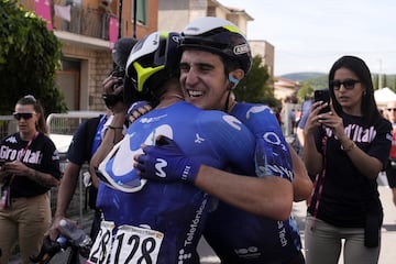 El ciclista del equipo Movistar se abraza a un compa?ero tras la victoria de etapa.