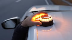 Buenas noticias de la DGT: si ya la tienes en la guantera de tu coche, no es necesario que la baliza V-16 pase la ITV