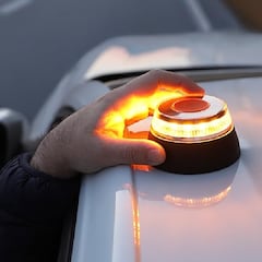 Evita 80 euros de multa con esta baliza V16: cuesta menos de 24 euros y cuenta con 50.000 unidades vendidas