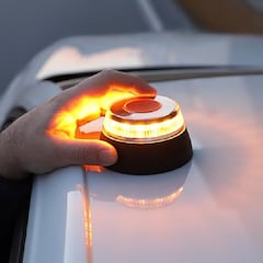 Francia se fija en España por la baliza V-16 de la DGT: “¿Tendremos que usarla nosotros?”