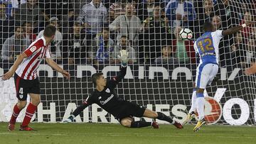 GRA284. LEGANÉS (CA. MADRID), 22/10/2017.- El delantero francés del Leganés Claudio Beauvue marca gol ante el portero del Athletic Kepa Arrizabalaga durante el partido de la novena jornada de LaLiga Santander disputado hoy en el estadio de Butarque, en Leganés EFE/Paco Campos