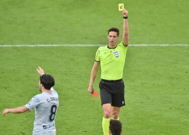 Soler recibe la amarilla tras frenar el contraataque.