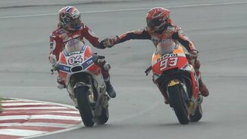 Dovizioso y M&aacute;rquez se saludan tras la carrera de Sepang.