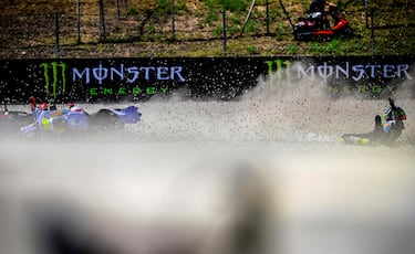 Fermín Aldeguer (BK8 Gresini Racing MotoGP) y Marco Bezzecchi (Aprilia Racing) sufren una caída durante la carrera al sprint del Gran Premio de Cataluña que se disputa en el circuito de Barcelona-Cataluña en Montmeló.