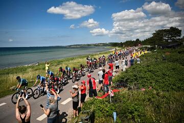 El pelotón durante la segunda etapa del Tour de Francia 2022.