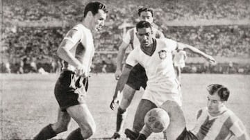 Paraguay fue la primera selección que derrotó a Brasil en su casa. Un año antes del Maracanazo, el 8 de mayo de 1949, ganó 2-1 en el estadio Sao Januario de Río de Janeiro, por el Sudamericano. Con esa victoria, los guaraníes obligaron a un partido de definición por el título, que perdieron 7-0 ante los locales. Enrique Avalos y Jorge Duilio Benítez anotaron para los albirrojos.