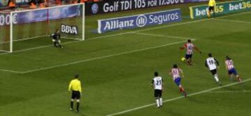 3-0. Diego Costa anota el tercer tanto de penalti.