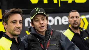 Pablo Nieto y Valentino Rossi en el box del VR46.