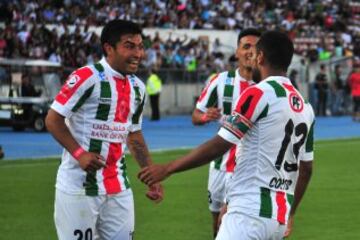 Fútbol, Palestino v Colo Colo.
Decimotercera fecha, Campeonato de Apertura 2015.
El jugador de Palestino Cesar Cortes, derecha, celebra con sus compañeros el gol contra Colo Colo durante el partido de primera división en el estadio Nacional de Santiago, Chile.