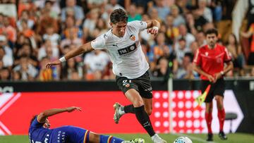 VALENCIA, 29/08/2025.- El defensa del Valencia CF Jesús Vázquez (d) se escapa de Luis Milla, del Getafe, durante el partido de la tercera jornada de LaLiga que Valencia CF y Getafe CF disputan este viernes en el estadio de Mestalla. EFE/Manuel Bruque