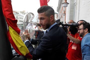 El defensa y capitan del Real Madrid, Sergio Ramos, se encuentra en la Comunidad de Madrid junto al trofeo de la Champions League conseguido el día de ayer en Kiev tras vencer por 3 goles a 1 al equipo inglés, Liverpool.