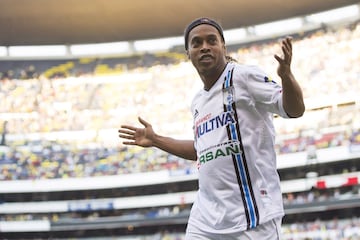 La tarde mágica de Ronaldinho en Liga MX. Yasser Corona y Orbelín abrieron el marcador, pero en el segundo tiempo, el crack brasileño fue ovacionado por el Azteca al despacharse con doblete.