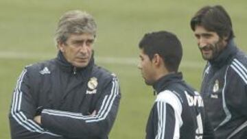 Pellegrini charla con Juanfran (de lado).