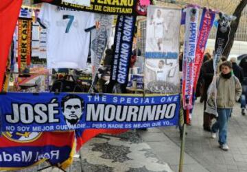 En los aleda&ntilde;os del Bernab&eacute;u se venden bufandas de apoyo al entrenador Jos&eacute; Mourinho.