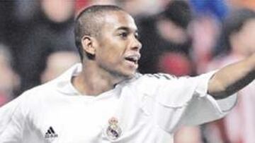 <b>FAVORECIDO. </b>Robinho estaría encantado con la llegada de Reyes porque así jugaría cerca del área.