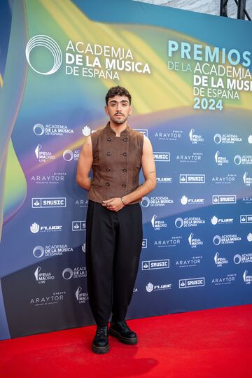 ?lex M¨¢rquez posa en los Premios de la Academia de la M¨²sica.
