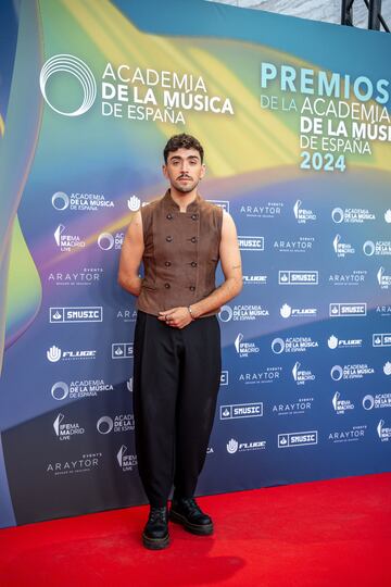 Álex Márquez posa en los Premios de la Academia de la Música.