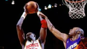 Olajuwon caaptura un rebote ante Cedric Ceballos (Suns), durante las semifinales del Oeste de 1994.