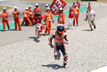 Celebración de Marc Márquez tras proclamarse campeón en el Gran Premio de Cataluña de MotoGP.