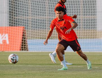 Luis Díaz volvió a entrenamientos en Liverpool. El colombiano hizo parte de la primera práctica del equipo de Jürgen Klopp en Dubái.