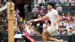 Carlos Alcaraz, durante su partido contra Tommy Paul en Wimbledon.