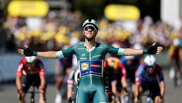 Jonathan Milan celebra su victoria en Laval, meta de la octava etapa del Tour 2025.