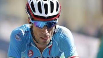 Vincenzo Nibali cruza la l&iacute;nea de meta en el Muro de Breta&ntilde;a