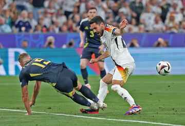 Minuto 42. Gunn saca una mano milagrosa tras un remate de cabeza de Ilkay Gündogan. En el rechace, el defensa escocés, con los dos pies por delante, clava los tacos en el tobillo del jugador del Barcelona.