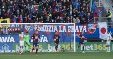 Los jugadores del Eibar tras el 1-4 de Rubén Peña.