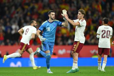 El portero del Barcelona se estrena con la selección española sustituyendo a David Raya.