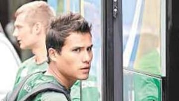 <b>A CASA. </b>Galindo se sube al autocar tras ser expulsado.