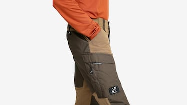 Estos son los pantalones cargo que los hombres están eligiendo para hacer senderismo en invierno: tienen siete bolsillos y repelen el agua