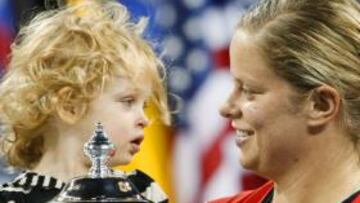 MAMÁ CAMPEONA. La belga Kim Clijsters recibió el trofeo de campeona del US Open 2009 en presencia de su hija Jada, de año y medio.