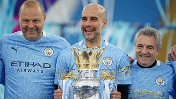 Rodolfo Borrell, Pep Guardiola y Juanma Lillo, celebrando la Premier con el City.