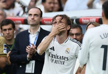 Impresionante despedida de la afición a Luka Modric durante su último cambio en el Bernabéu. 