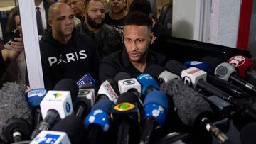 Neymar, a la salida de la comisar&iacute;a de polic&iacute;a tras declarar ante las autoridades. 