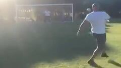 ¡Roberto Carlos imitó su mítico gol de tiro libre a Francia!