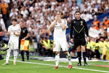 Impresionante despedida de la afición a Luka Modric durante su último cambio en el Bernabéu. 