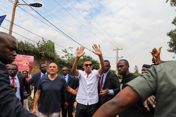 Por primera vez desde que nació, el delantero francés Kylian Mbappé visitó Camerún, el país nativo de su padre Wilfried. En las imágenes se puede apreciar el fuerte dispositivo que rodeaba al jugador en su itinerario en el país africano.