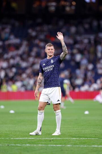 Toni Kroos, recibe el reconocimiento de los jugadores de ambos equipos y aficionados en el estadio Santiago Bernabéu.