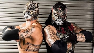 Los Lucha Brothers posan para la foto.