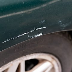 El truco viral para disimular los arañazos del coche: solo necesitas dos productos